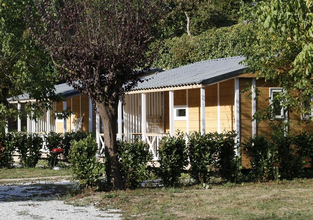 Camping Le Jardin 3 étoiles - chalets, bungalows et emplacements nus pour des vacances nature le long de la rivière le Gijou Lacaze Camera foto